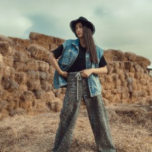 وستِ جین — عکسِ نمونه (DEMO — REPLACE)